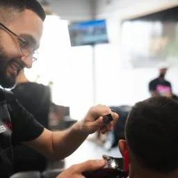 Dimitri styling a client at Victory Barbershop in Boca Raton