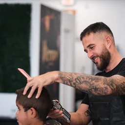 Vincenzo cutting a client at Victory Barbershop in Boca Raton